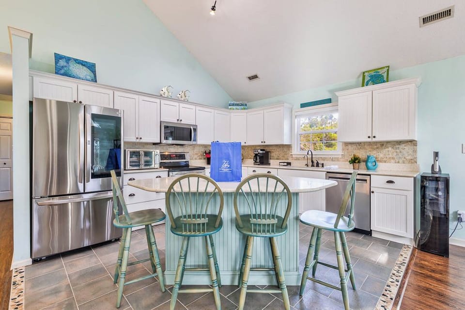 Top-Level Kitchen with Bar (seats 4)