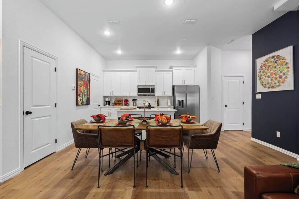 ✔️ 6-seater dining table
