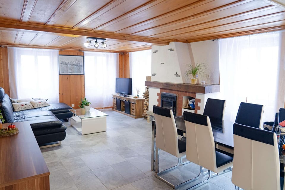 lounge/dining area