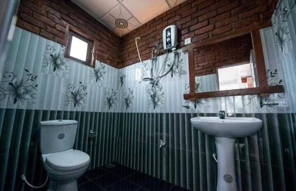 Classic Double Room, Balcony, Mountain View | Bathroom