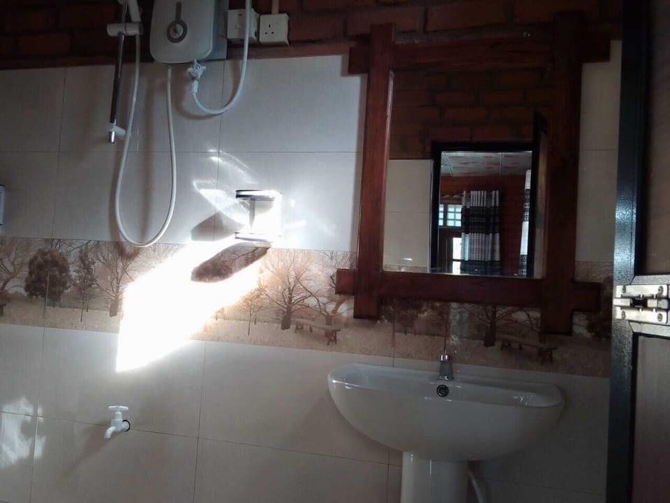 Classic Double Room, Balcony, Mountain View | Bathroom