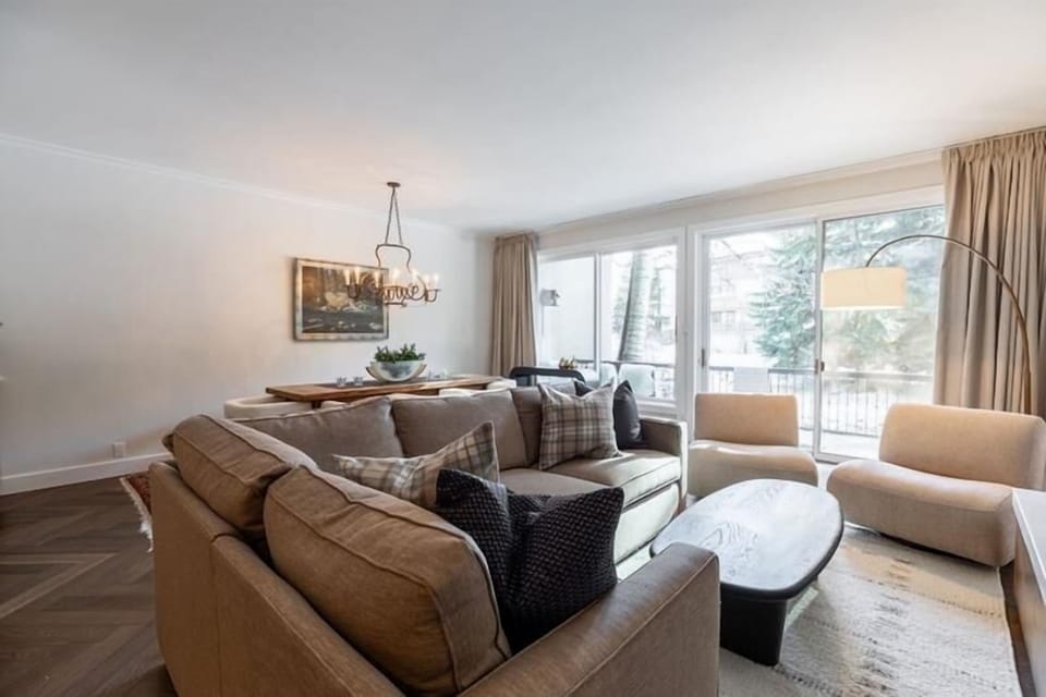 Condo, 2 Bedrooms | Living area