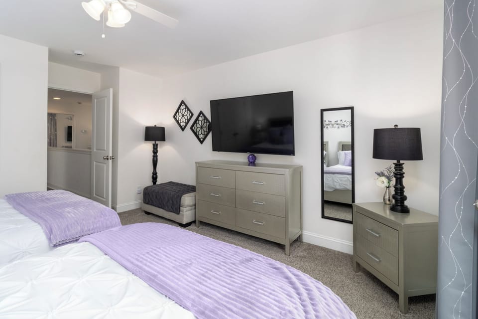 Guest Bedroom with Twin Beds
