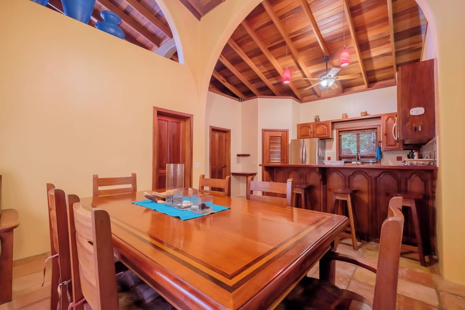 Dining Area and Kitchen (4)