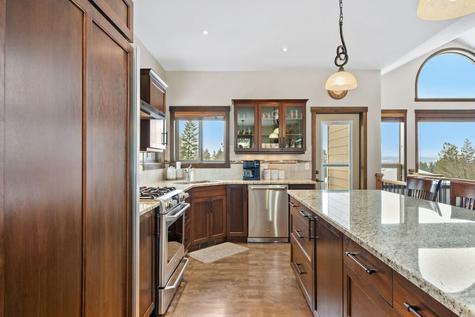 Full kitchen with a blender, rice cooker, air fryer & a drip/Keurig coffee maker.