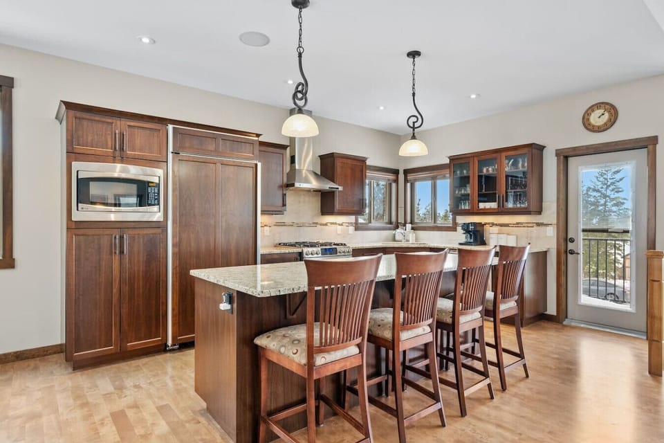 Full kitchen with a blender, rice cooker, air fryer & a drip/Keurig coffee maker.