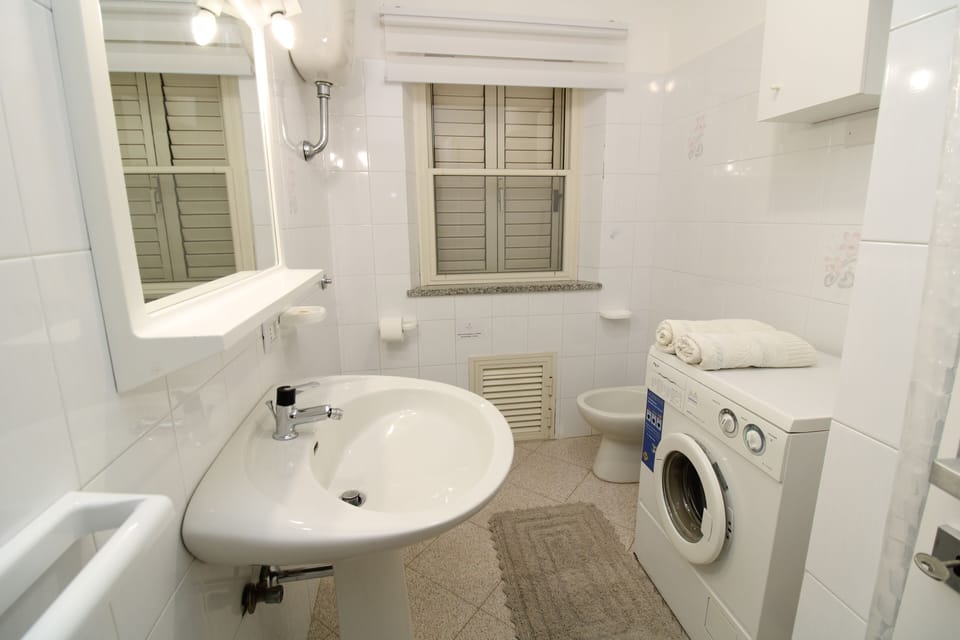 Basic Triple Room, Patio | Bathroom | Bidet