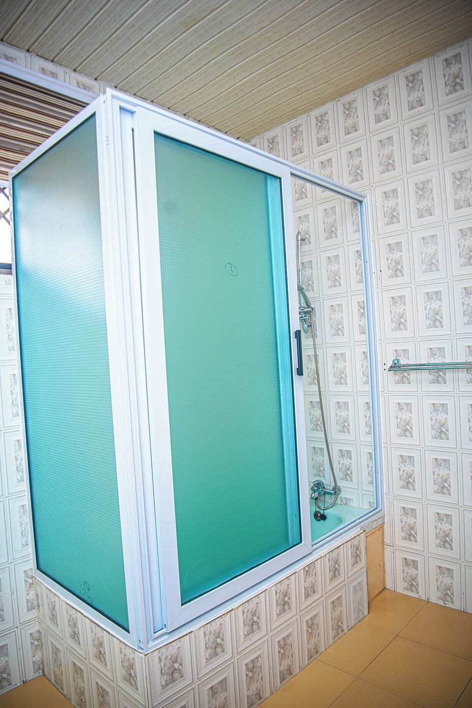 Combined shower/tub, free toiletries, towels, soap