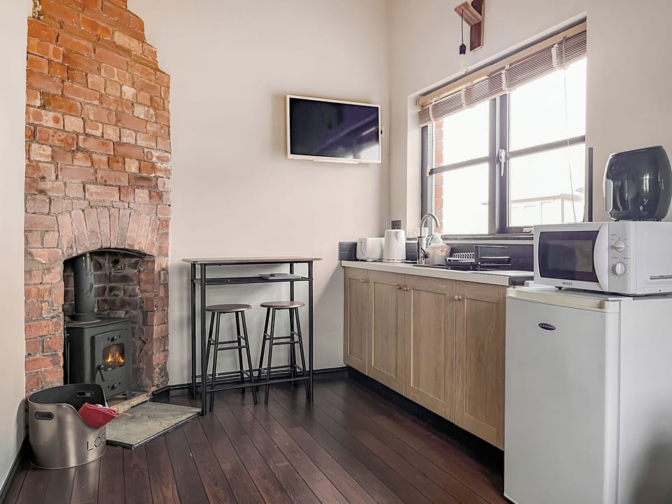 Open plan living area and kitchenette | The Weighbridge, Clifton, near Newark