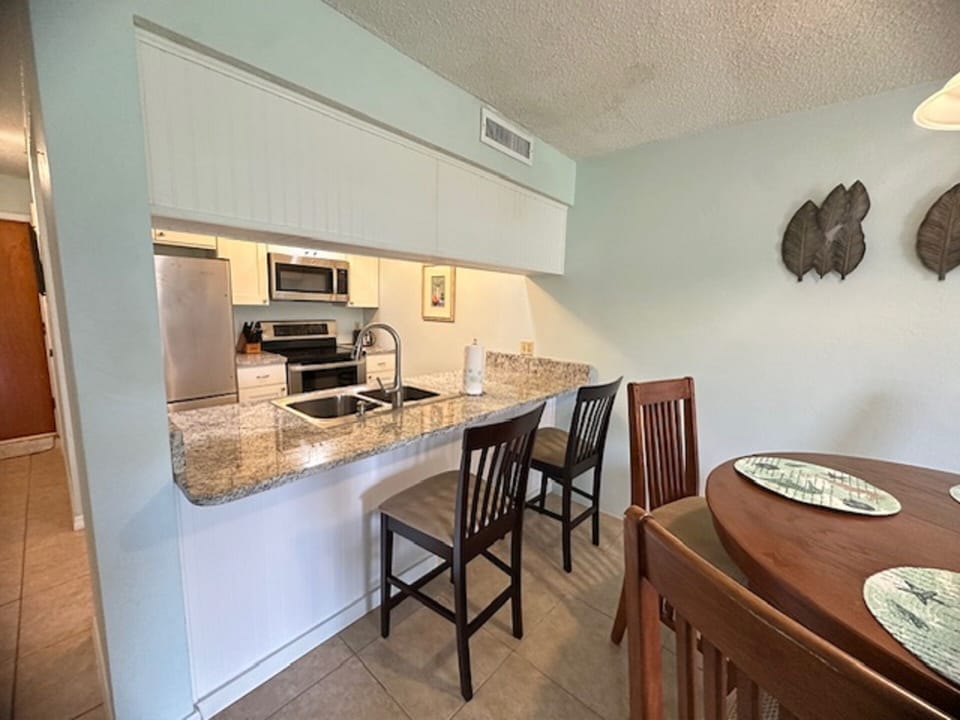 Kitchen Eat-In Bar