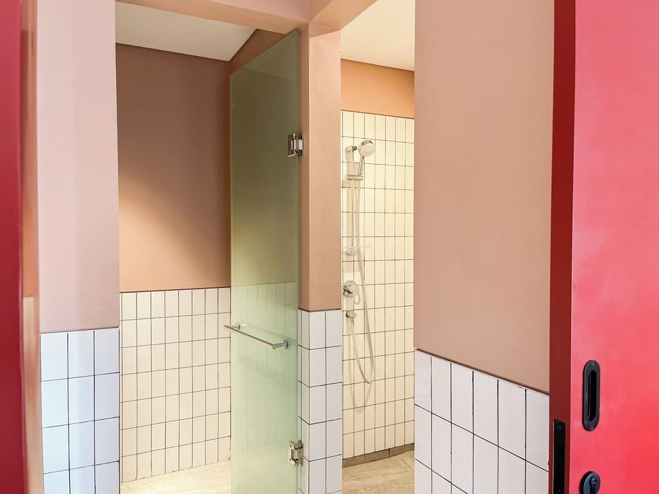 Suite Room With Breakfast | Bathroom | Shower, free toiletries, hair dryer, slippers