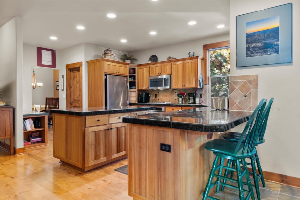 House, Multiple Beds, Patio, Garden View (Skyliner Summit Chalet) | Private kitchen | Fridge, microwave, oven, stovetop