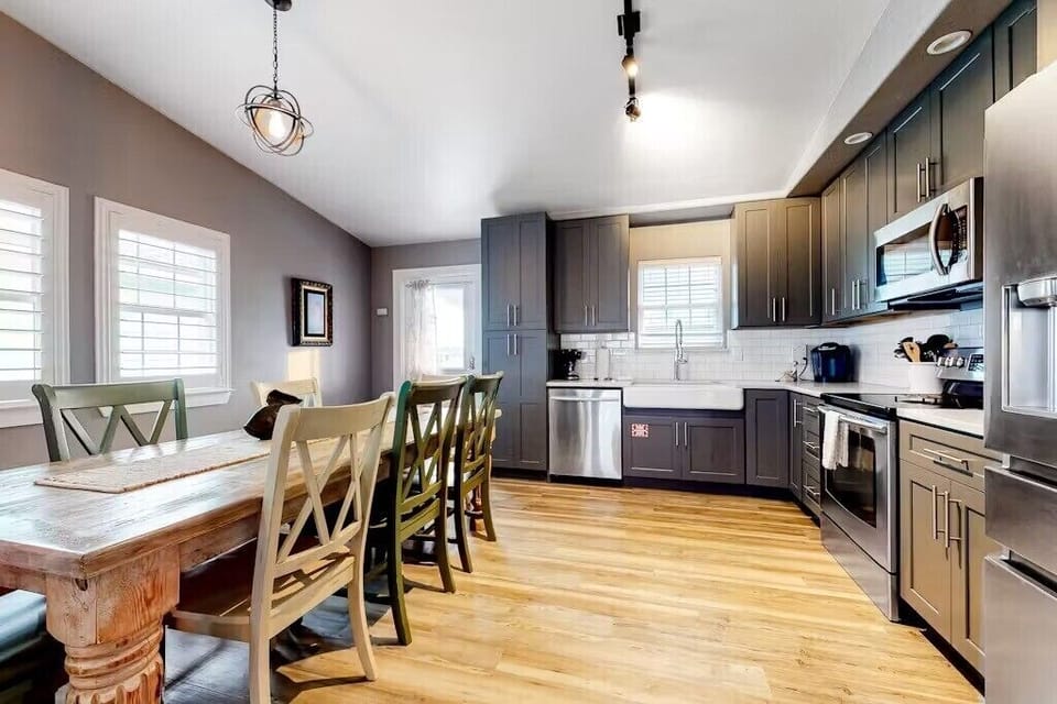 Cook up coastal-inspired dishes in this fully equipped kitchen, designed for both style and function. 🔪🍴✨