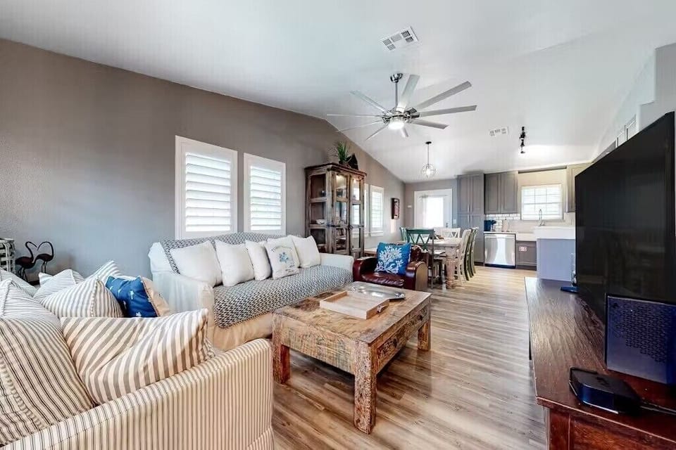 Make vacation memories in this stylish living room, featuring plenty of seating and a serene ambiance. 🏡🌞