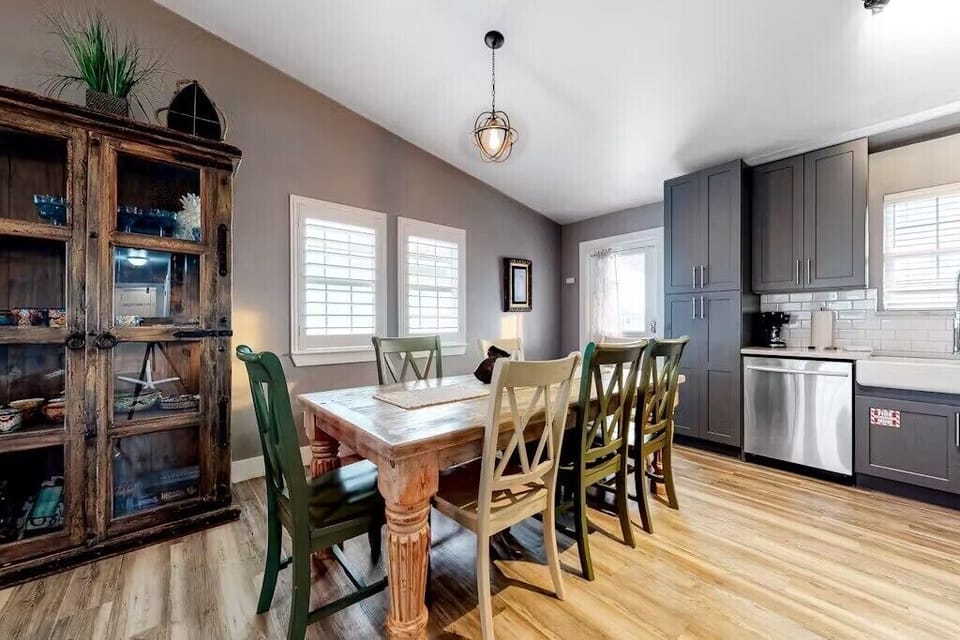 Enjoy delicious meals with loved ones in this elegant dining space, perfect for any occasion. 🍽️✨