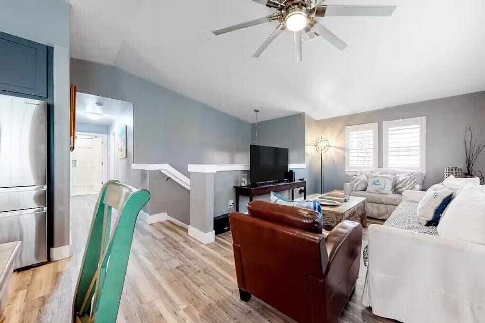 Make yourself at home in this inviting living room, designed with comfort and style in mind. 🌊✨