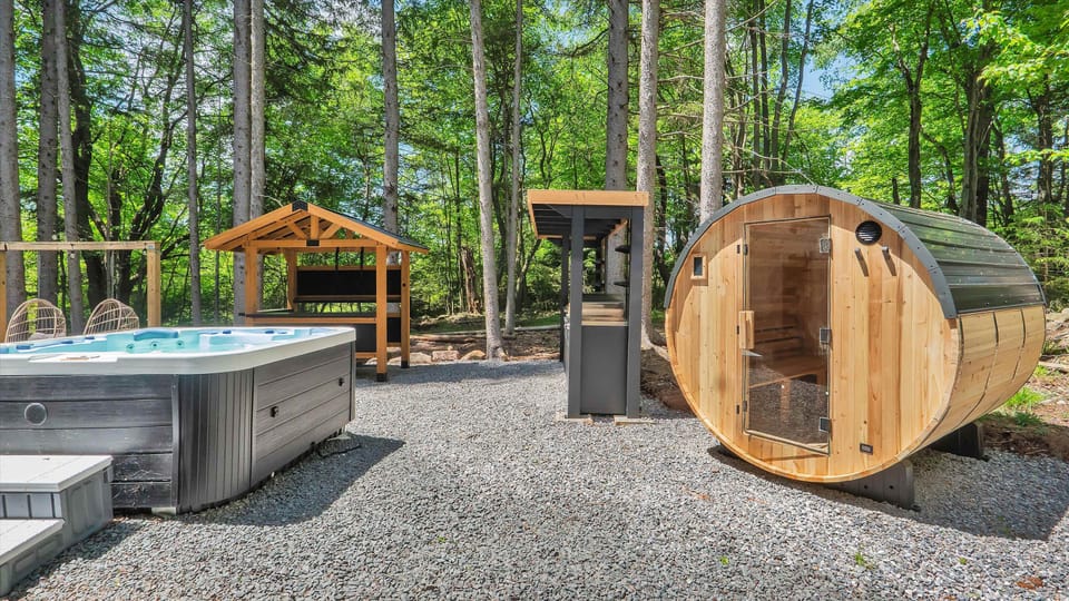 Barrel Sauna, hot tub, outdoor kitchen, bar area