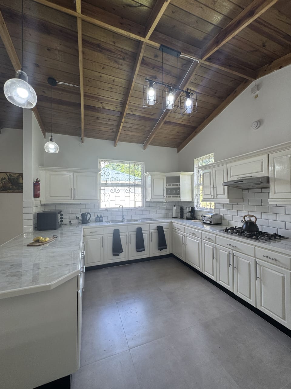 Large kitchen with stove, appliances, eat in kitchen 