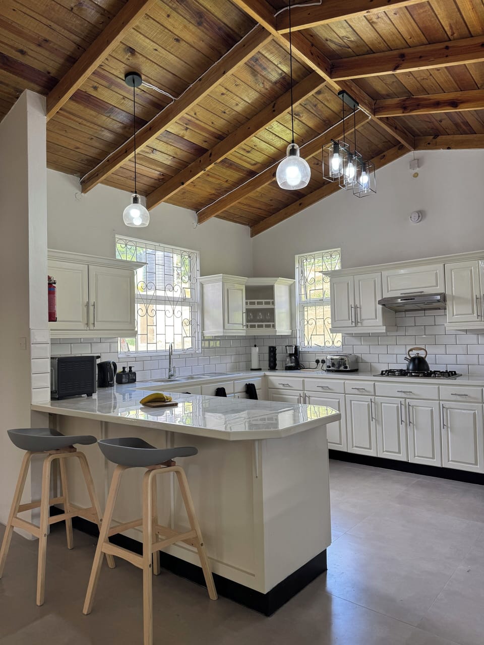 Large kitchen with stove, appliances, eat in kitchen 