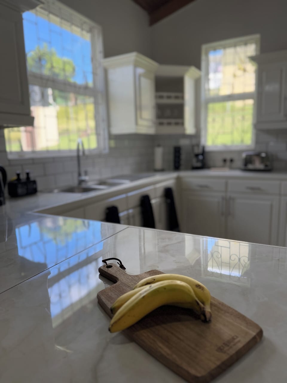 Large kitchen with stove, appliances, eat in kitchen 