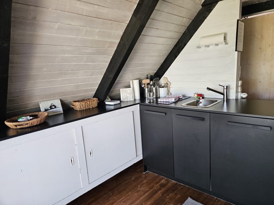 Deluxe Cottage | Private kitchen | Mini-fridge, microwave, oven, stovetop