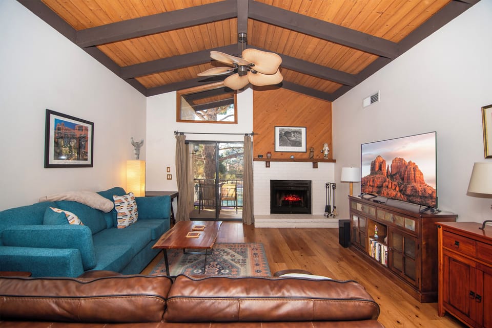 Vaulted ceiling, fireplace, 65" smart TV & corner table for remote work