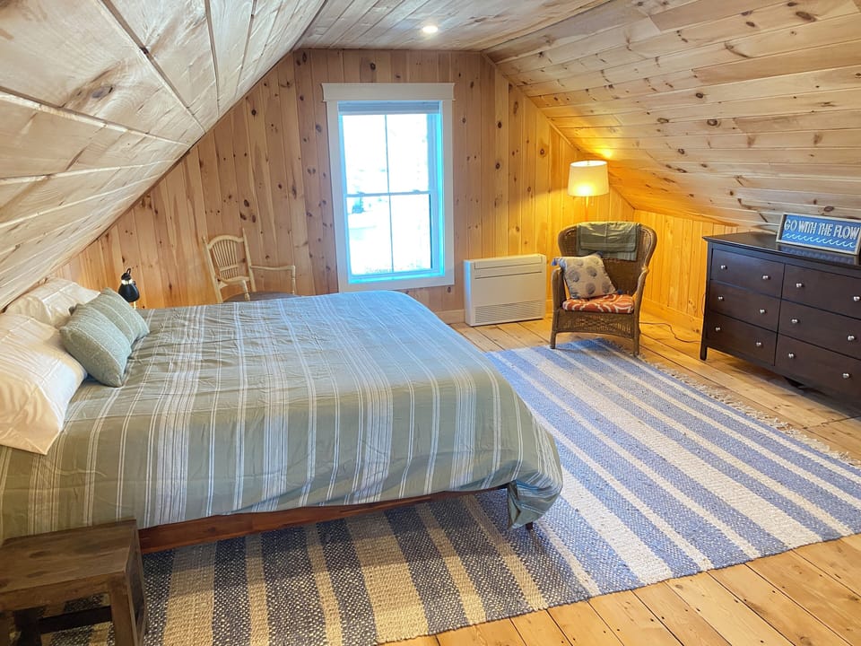 Queen Bedroom + 2 Twins- Upper floor(3rd floor )