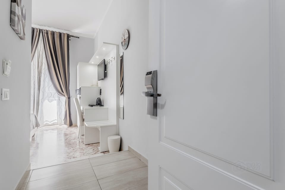 Comfort Room, 1 Double Bed, Non Smoking | In-room safe, iron/ironing board (on request), WiFi (free)