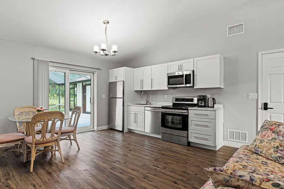 Kitchen 2, sliding doors to the pool 