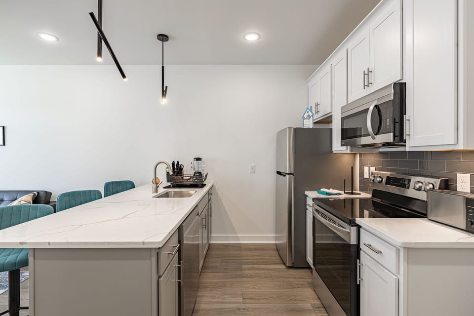 Full-size fridge, microwave, oven, stovetop