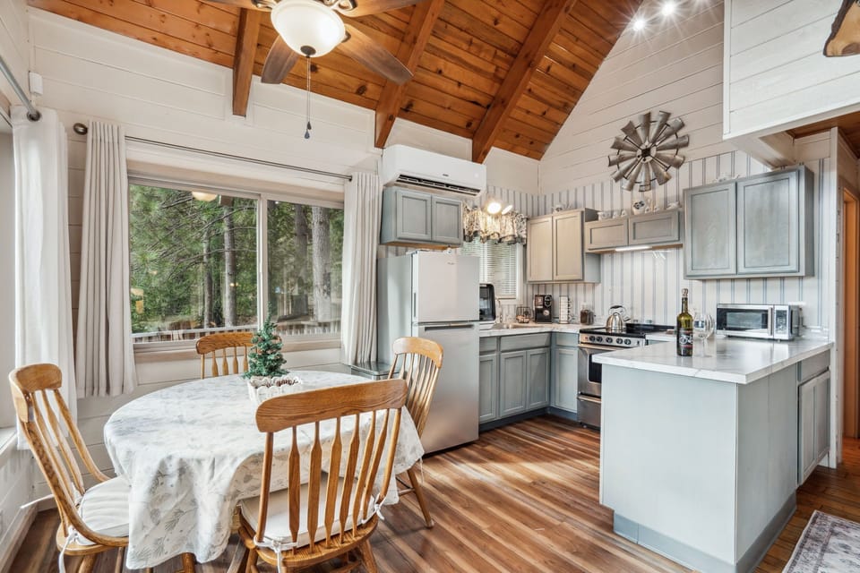 Breakfast nook/ kitchen