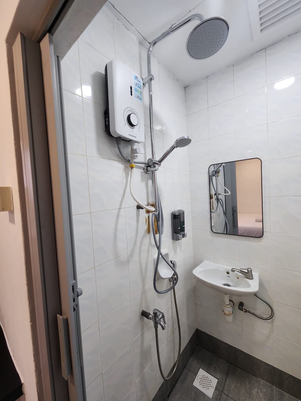 Superior Double Room, 1 Queen Bed | Bathroom | Shower, hair dryer, towels, soap