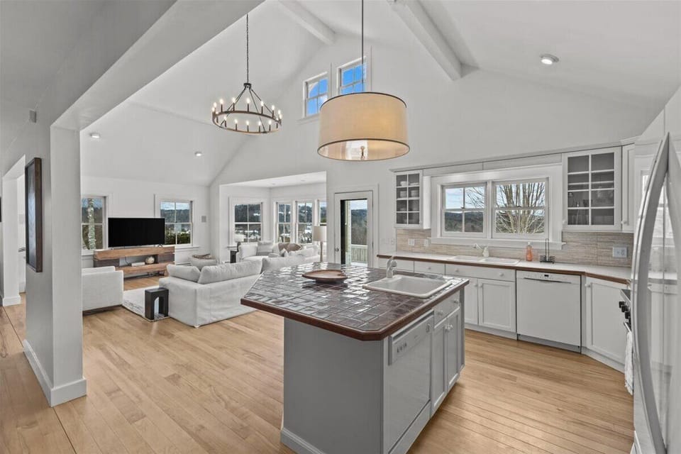 Mountain View Escape - 4BR home w/Stunning Vistas! (5045)