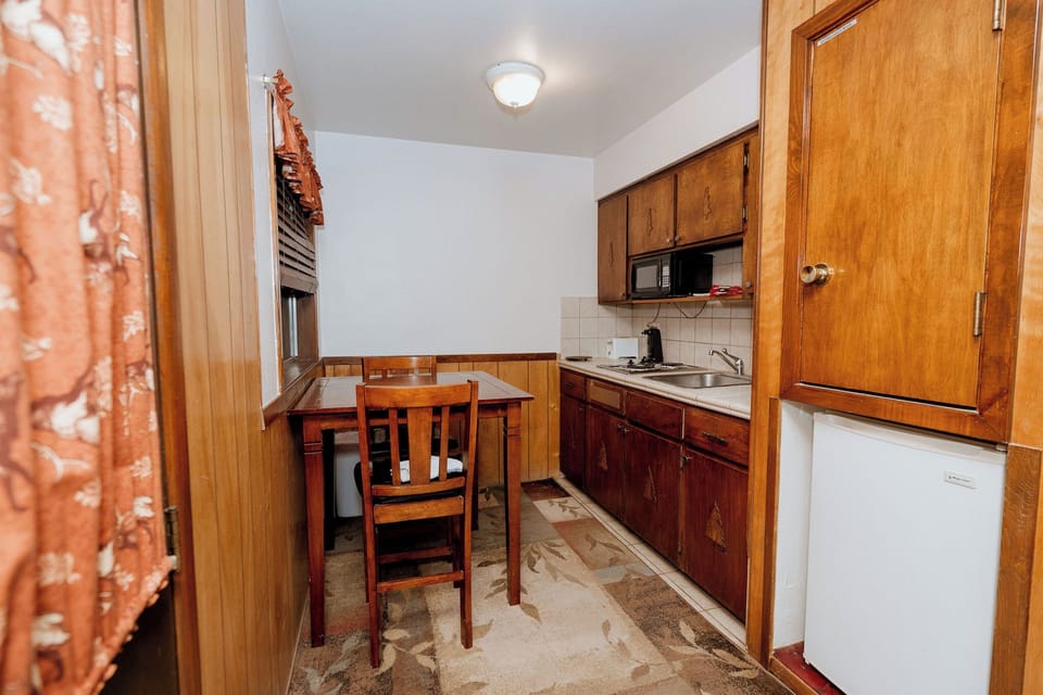 10 19 24NorthwoodResort Cabin#6 4