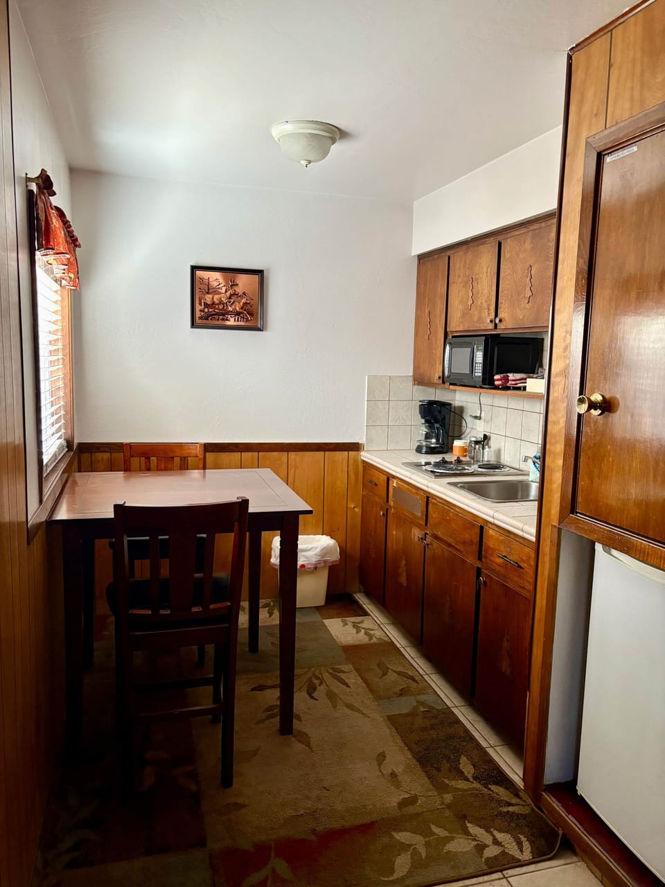 Cabin 6 Kitchen Dining Area