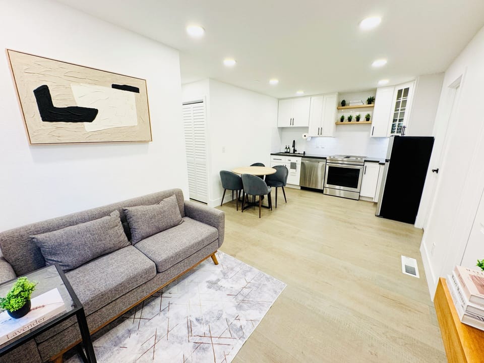 Open concept living room and kitchen design.