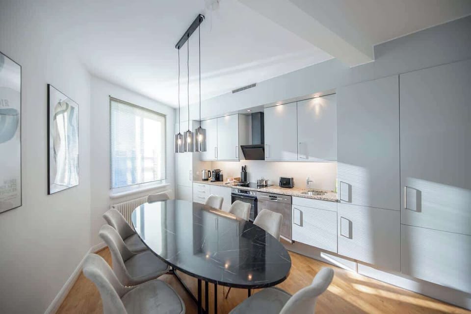 Eine Küche mit integrierter Spülmaschine, die keine Wünsche offen lässt! Hier findest du alles, was du zum Kochen und Genießen brauchst. Starte den Tag mit Kaffee oder Tee. 
Der Blick auf die Rathauskuppel macht das Kochen zu etwas Besonderem.