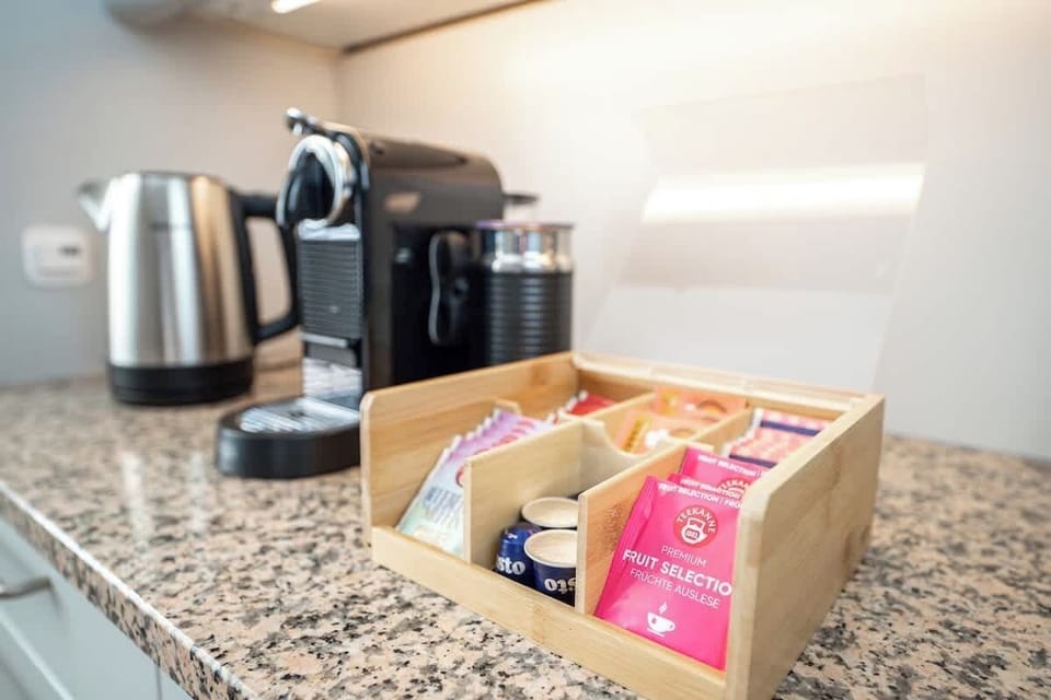 Eine Küche mit integrierter Spülmaschine, die keine Wünsche offen lässt! Hier findest du alles, was du zum Kochen und Genießen brauchst. Starte den Tag mit Kaffee oder Tee. 
Der Blick auf die Rathauskuppel macht das Kochen zu etwas Besonderem.