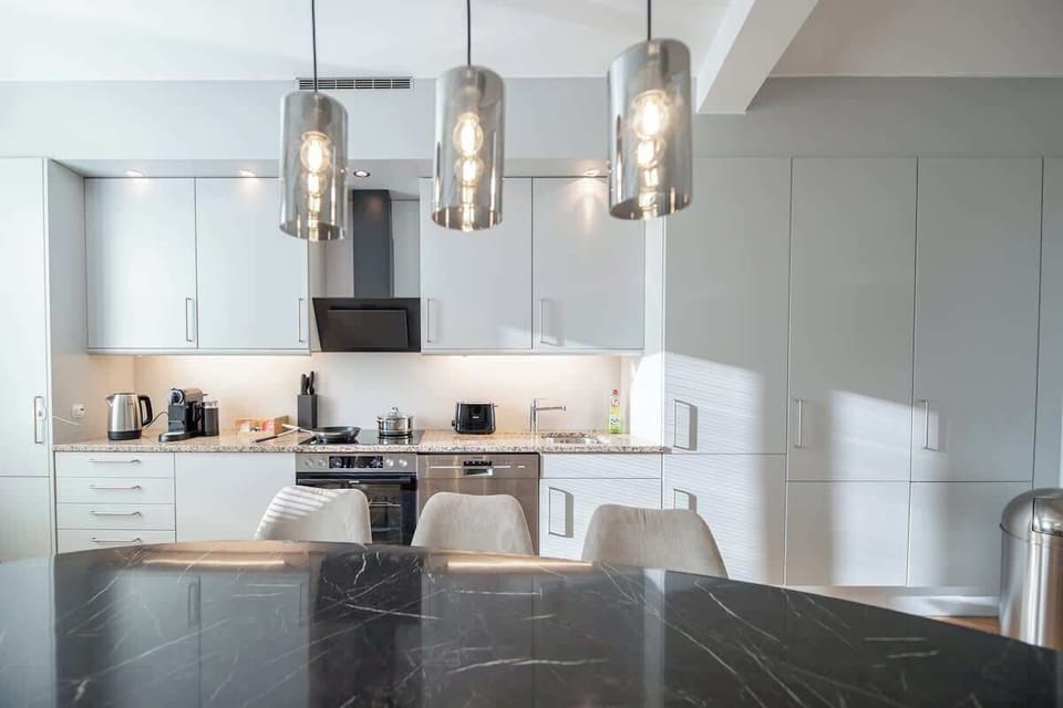 Eine Küche mit integrierter Spülmaschine, die keine Wünsche offen lässt! Hier findest du alles, was du zum Kochen und Genießen brauchst. Starte den Tag mit Kaffee oder Tee. 
Der Blick auf die Rathauskuppel macht das Kochen zu etwas Besonderem.