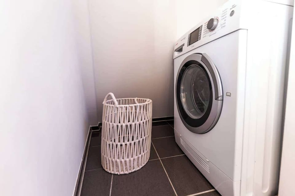 Der Bosch Wäschetrockner im oberen Badezimmer bietet zusätzlichen Komfort während deines Aufenthalts, damit du immer mit frischer, trockener Kleidung versorgt bist.