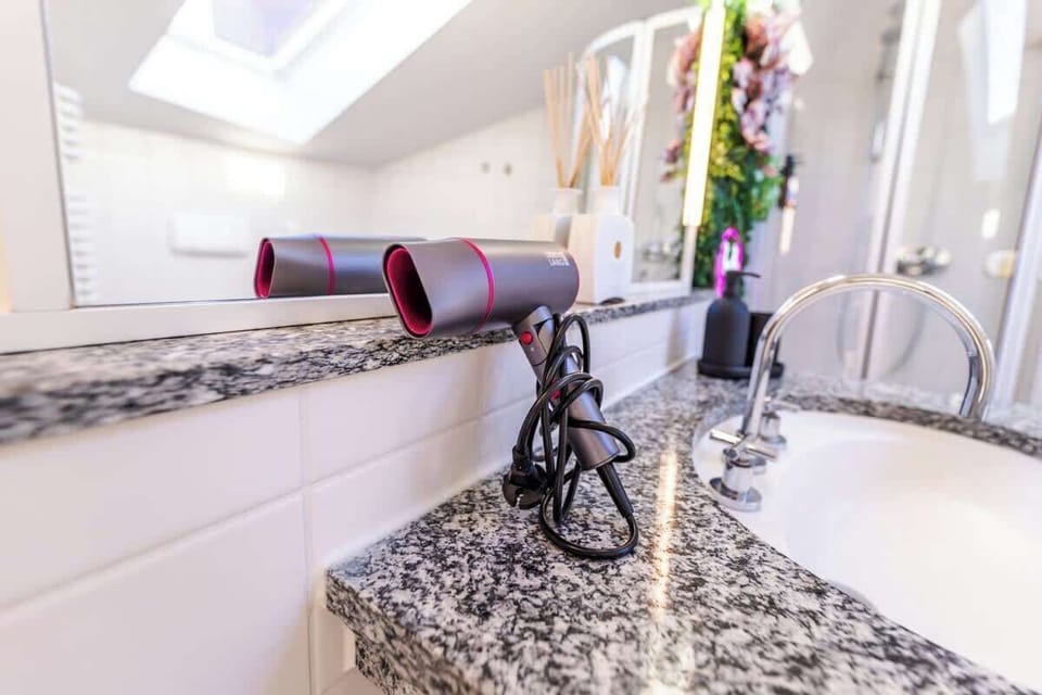Ein Badezimmer, das keine Wünsche offenlässt!
Ausgestattet mit Dusche, Waschbecken, WC, Föhn und einem praktischen Waschtrockner. Direkt nebenan liegt der Zugang zur Dachterrasse – perfekt für einen entspannten Start in den Tag.