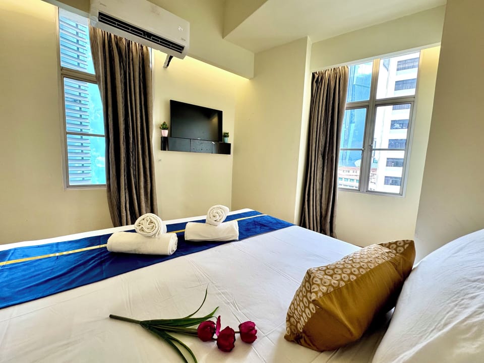 Deluxe King Room with City View | In-room safe, desk, laptop workspace, soundproofing