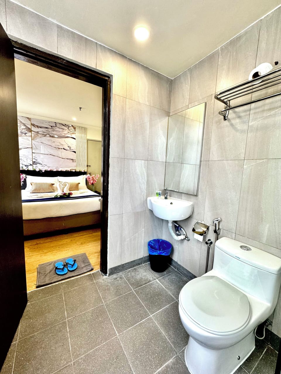 Deluxe Queen Room with Window | In-room safe, desk, laptop workspace, soundproofing