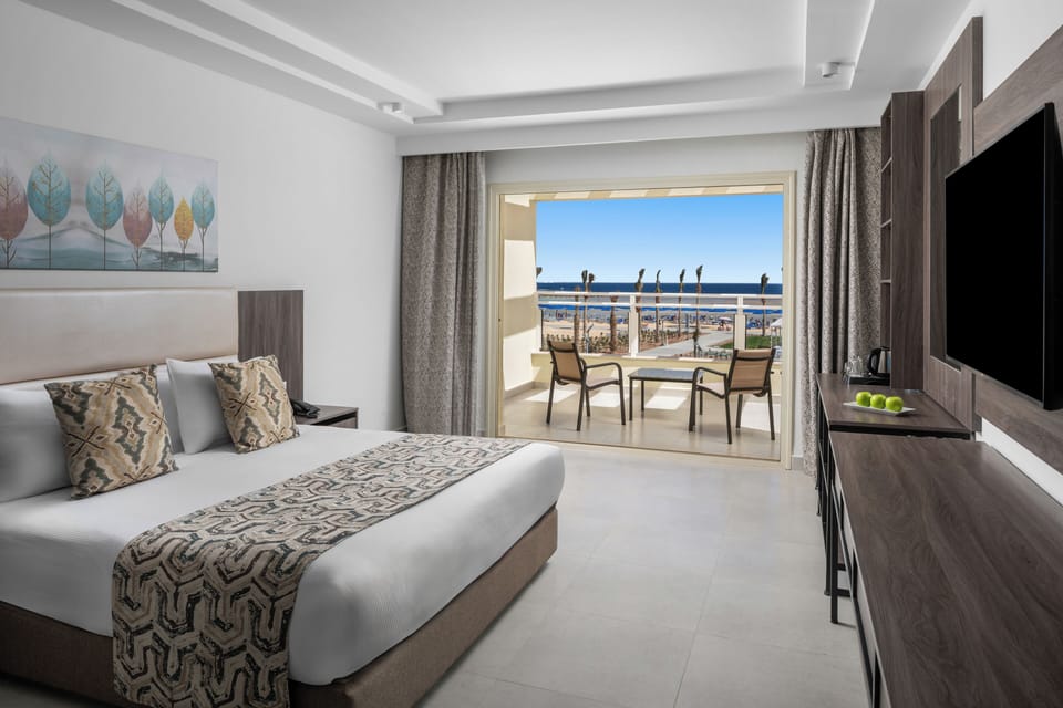 Deluxe Double Room, Sea View | Minibar, in-room safe, blackout drapes, soundproofing