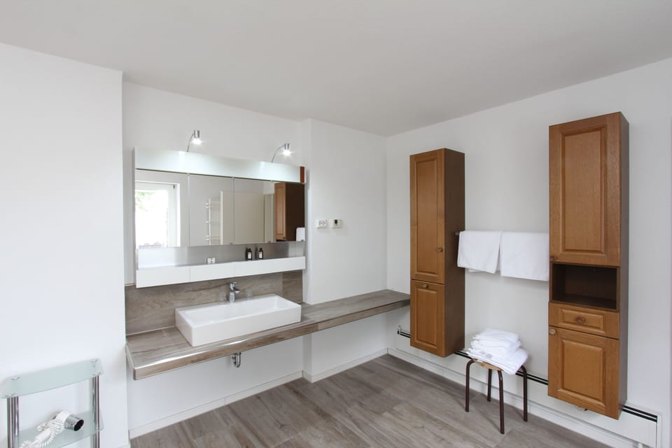 Junior Studio Suite, Valley View | Bathroom | Towels, soap, shampoo, toilet paper