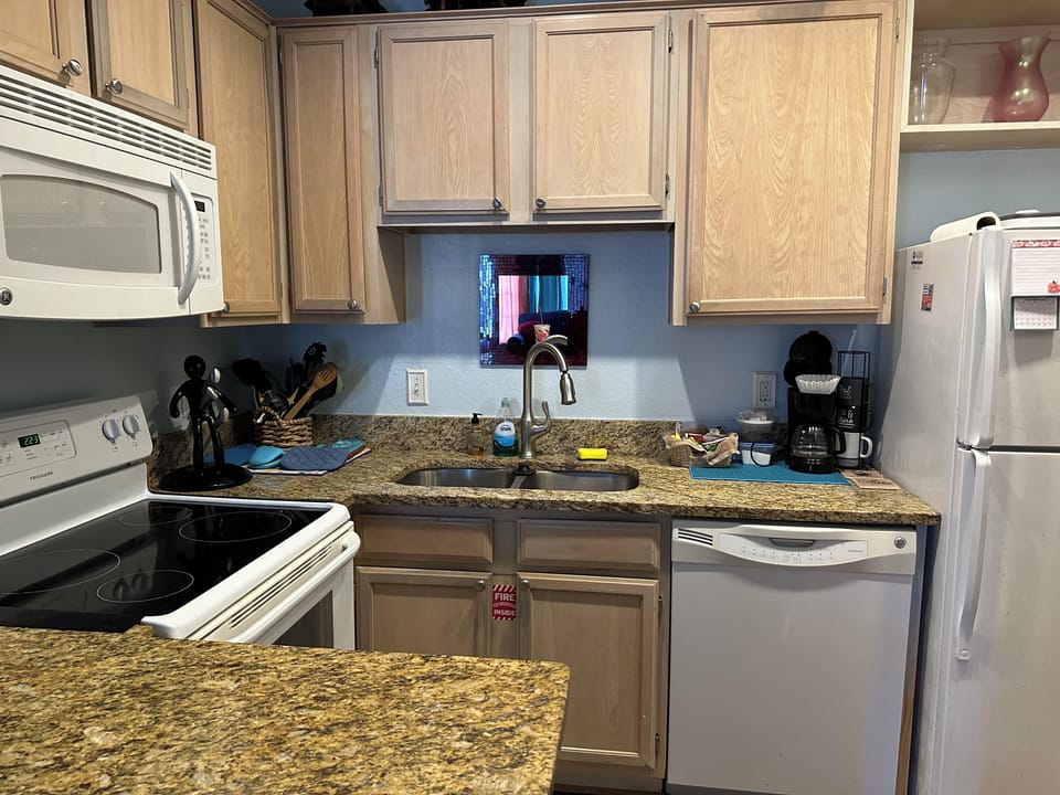 Kitchen/ supplied cookwares