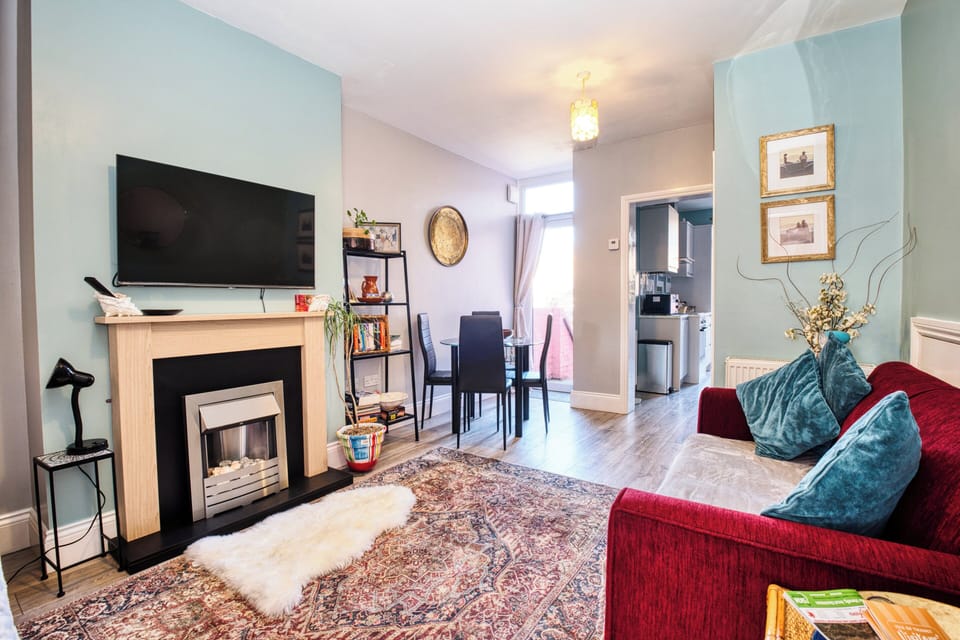 Apartment | Living area | Fireplace