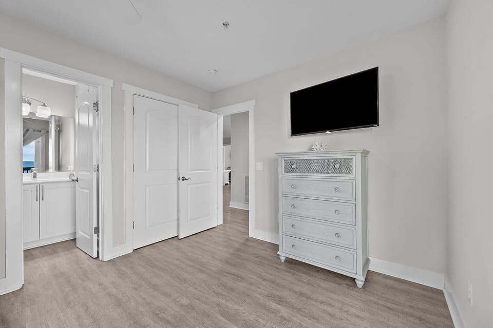 Oceanfront King Bedroom w/ Ensuite Bathroom - 3rd floor