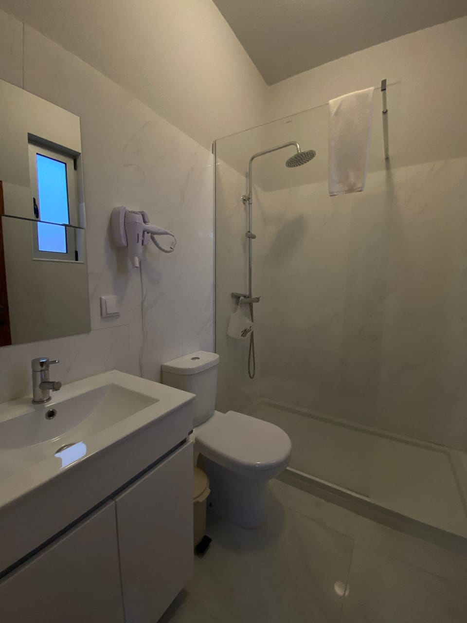 Comfort Triple Room | Bathroom | Shower, hair dryer, towels, soap
