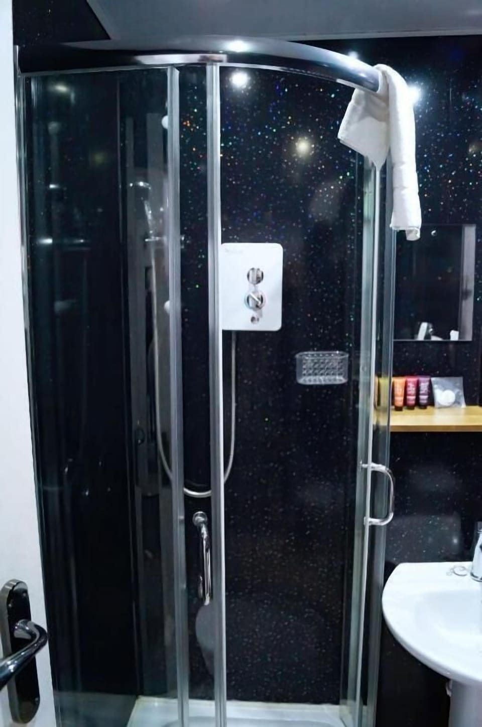 Superior Triple Room, Sea View | Bathroom | Shower, free toiletries, hair dryer, bathrobes